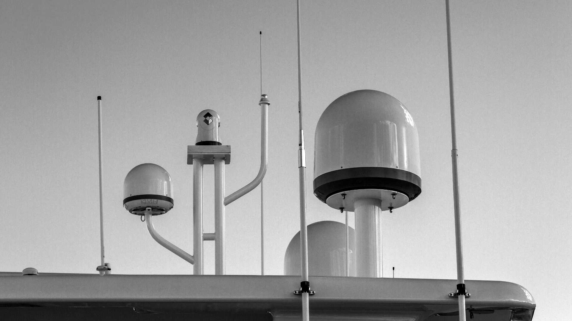 “Ship Antennas" by Tony Webster, used under CC BY SA 2.0 / Cropped, desaturated, resampled and recoloured from original